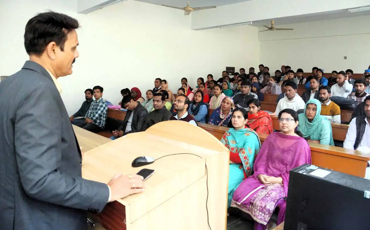 हिसार : डेयरी व्यवसाय में सफलता के लिए तकनीकी ज्ञान का विशेष महत्व : एसएस ढ़ाका