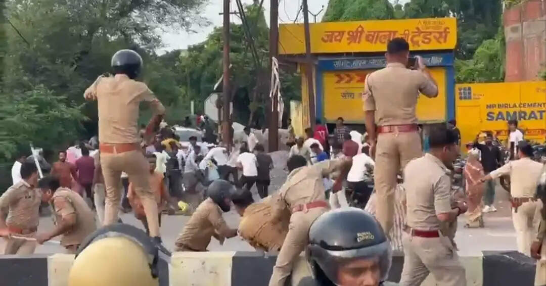 महिला का शव हाईवे पर रखकर लगाया जाम, पुलिस पर पथराव; तीन पुलिसकर्मी घायल