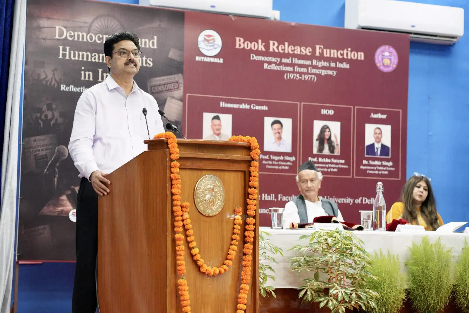 संविधान हत्या दिवस-उत्तराखंड के पूर्व मुख्यमंत्री कोश्यारी ने डीयू के प्रो. सुधीर सिंह की पुस्तक का किया लोकार्पण