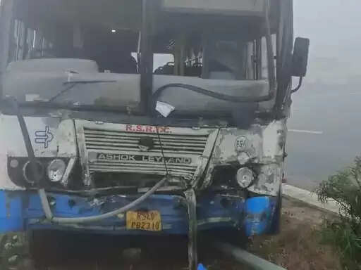 घने कोहरे में रोडवेज बस व पिकअप की भिड़ंत, 25 यात्री घायल