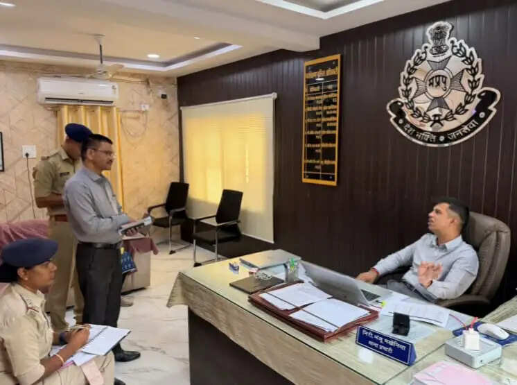 राजगढ़ः कोतवाली थाने पहुंचे एसपी, लंबित मामलों और वारंट तामीली की समीक्षा कर दिए निर्देश