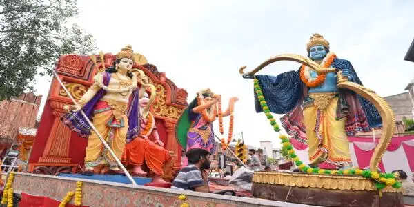 वीर बजरंग बली अपने आराध्य भगवान श्रीराम—माता जानकी के साथ नगर भ्रमण पर निकले