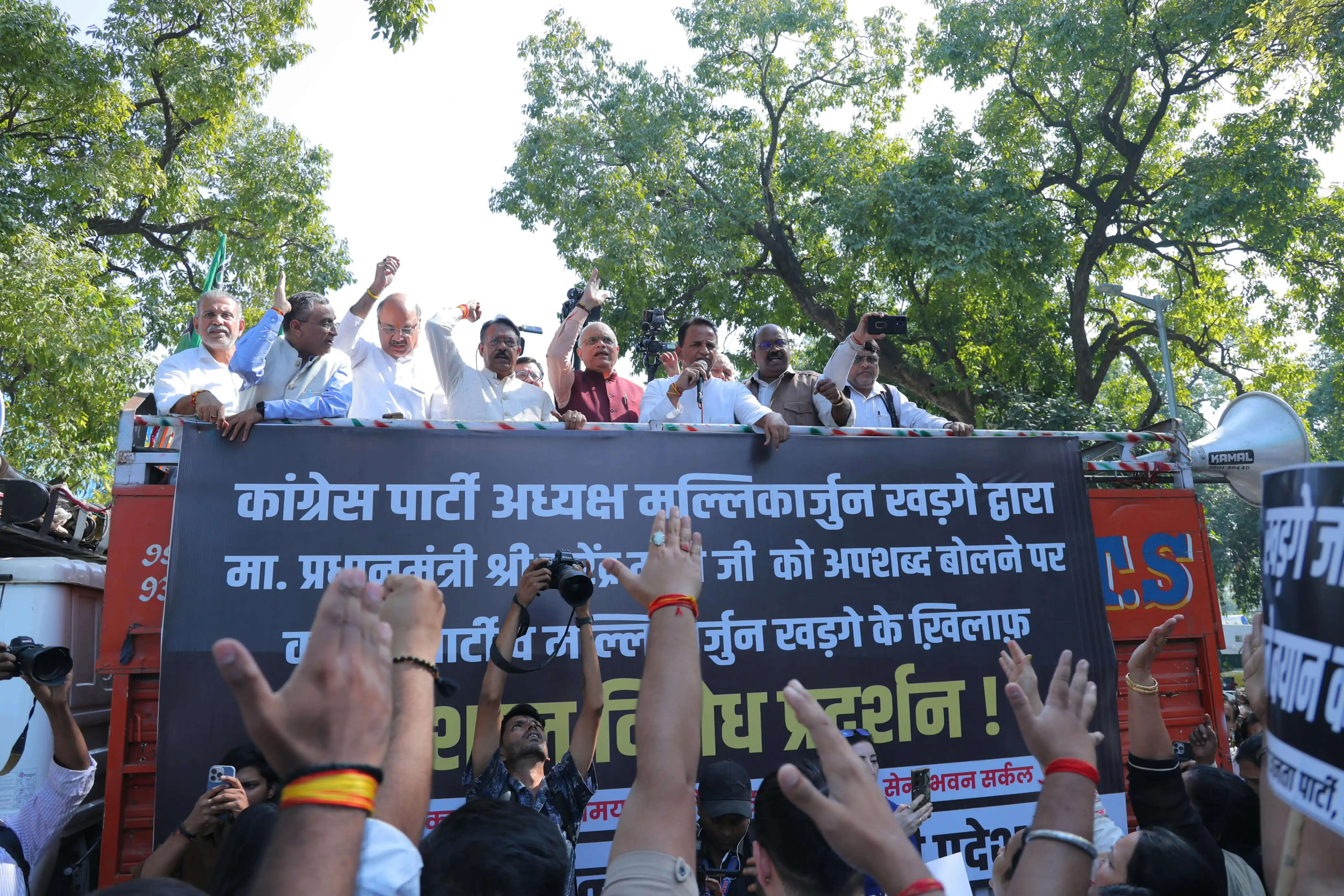 (अपडेट) प्रधानमंत्री पर टिप्पणी को लेकर दिल्ली भाजपा ने खरगे के निवास पर किया विरोध प्रदर्शन