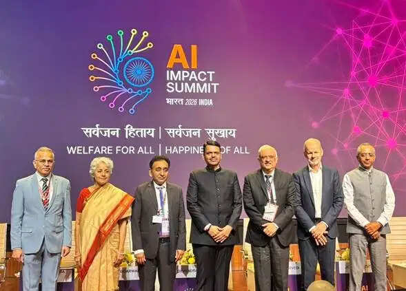 एआई को विश्वसनीय डेटा और सार्वजनिक जवाबदेही पर आधारित होना चाहिएः फडणवीस
