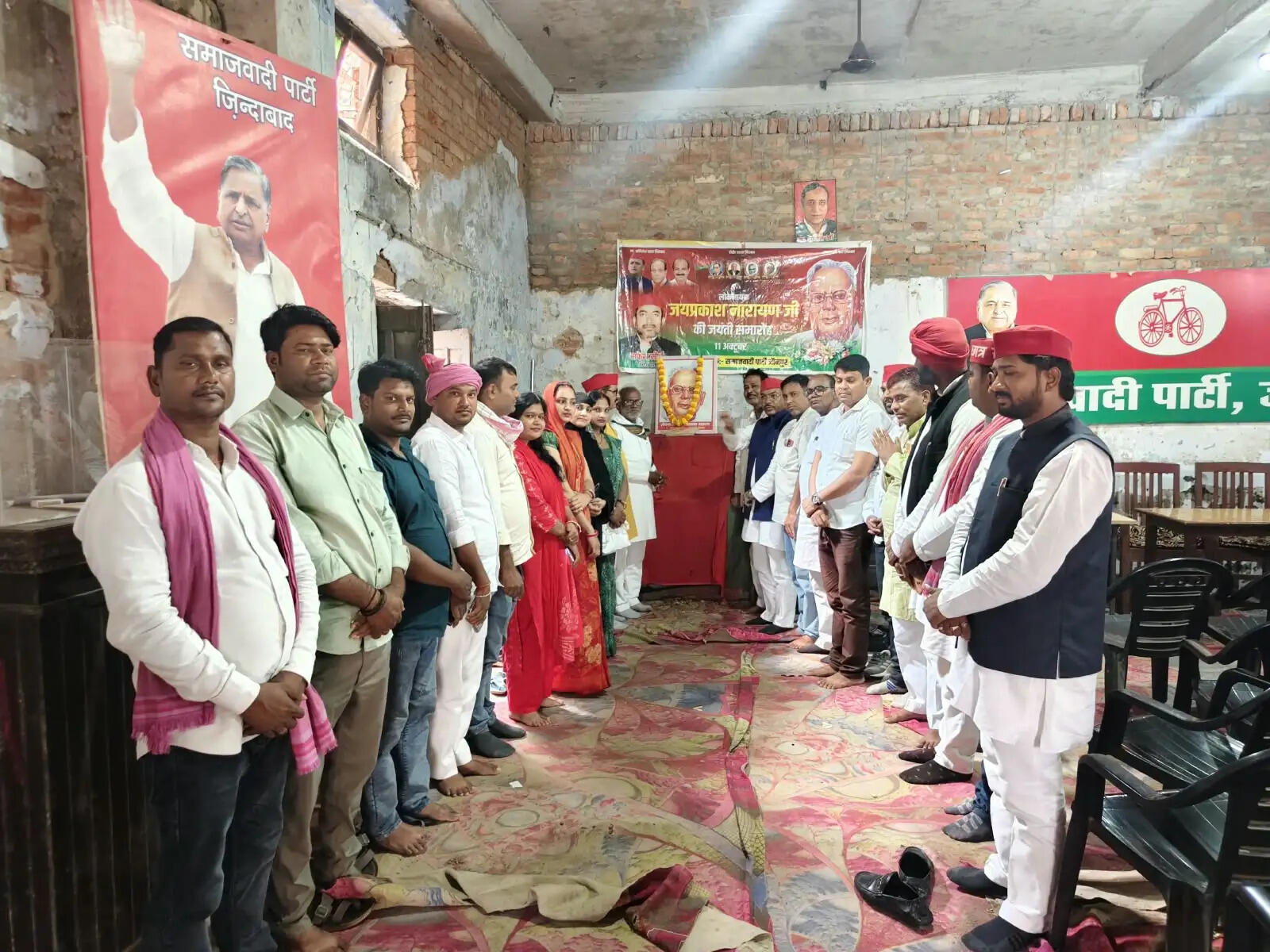 सपा कार्यालय में मनाई गई जयप्रकाश नारायण और महाराजा अग्रसेन की जयंती