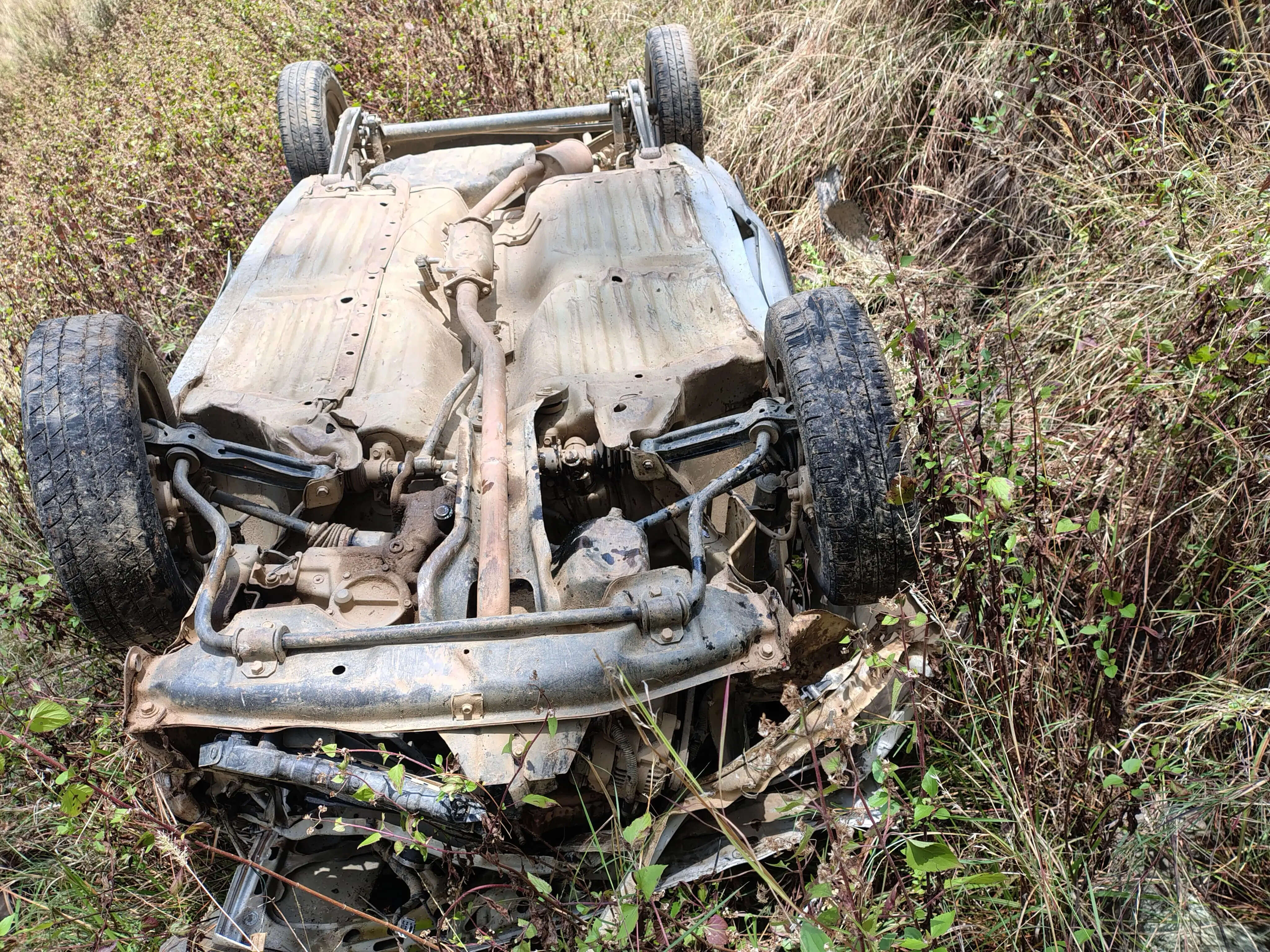 खाई में गिरी कार, पूर्व अध्यापक की मौत