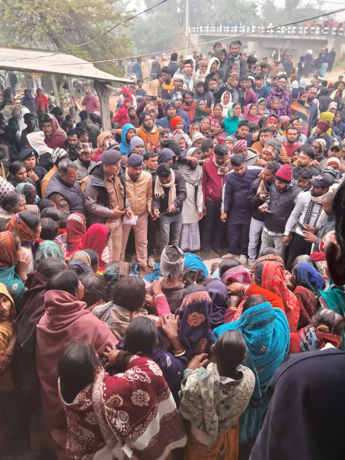 बिहार के मुजफ्फरपुर में करंट की चपेट में आने से तीन लोगों की मौत