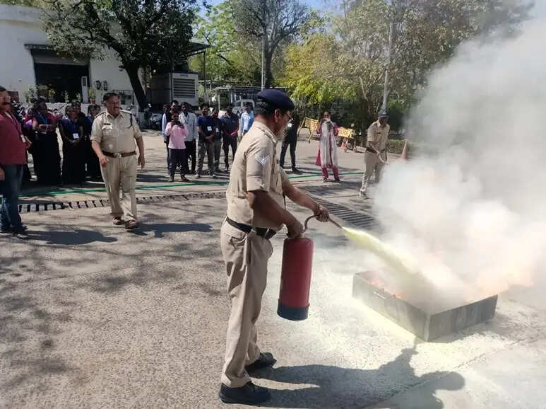 भोपाल : पुलिस मुख्यालय में अग्नि सुरक्षा जागरूकता और मॉक ड्रिल की गई आयोजित