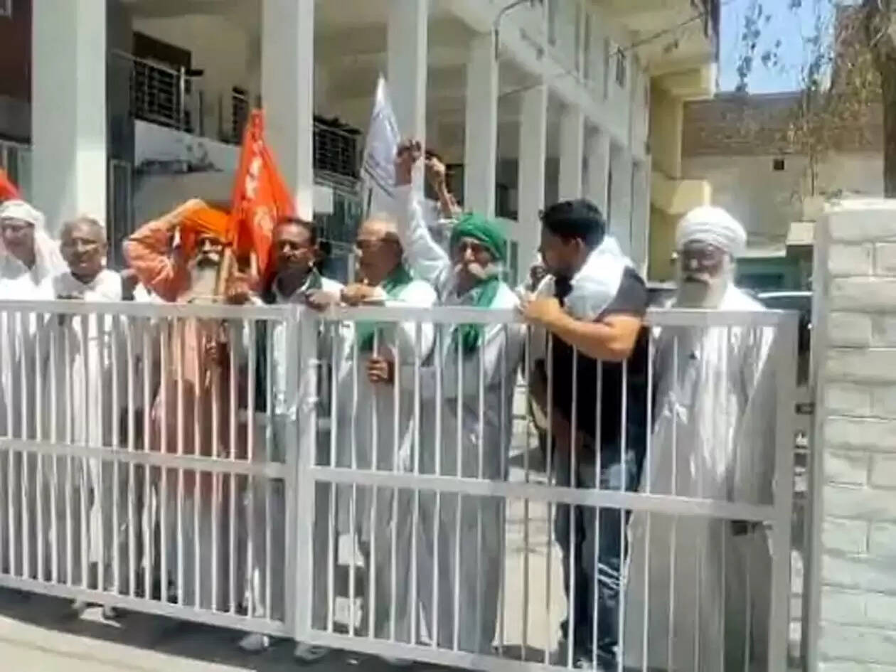 हिसार में किसानों ने मंडी कार्यालय को ताला लगाकर की नारेबाजी
