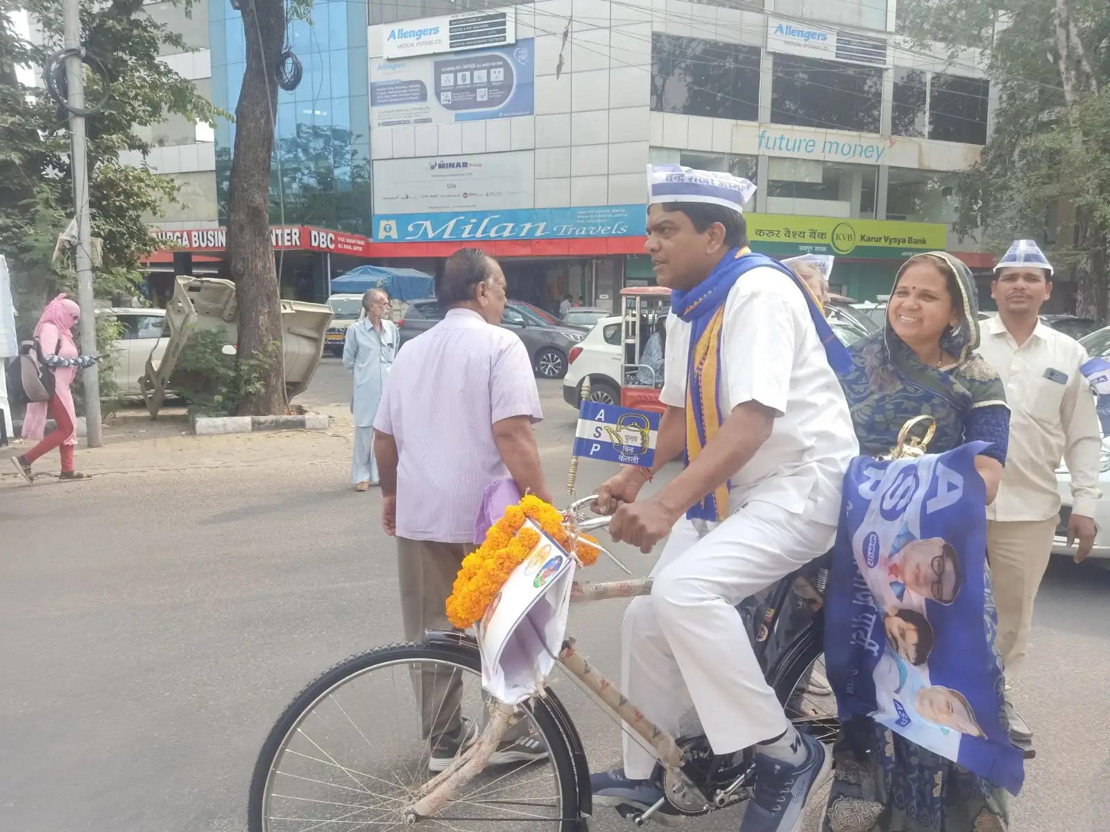 प्रत्याशी विनीत सांखला ने पांच किलोमीटर साइकिल पर पत्नी को बैठाकर भरा नामांकन