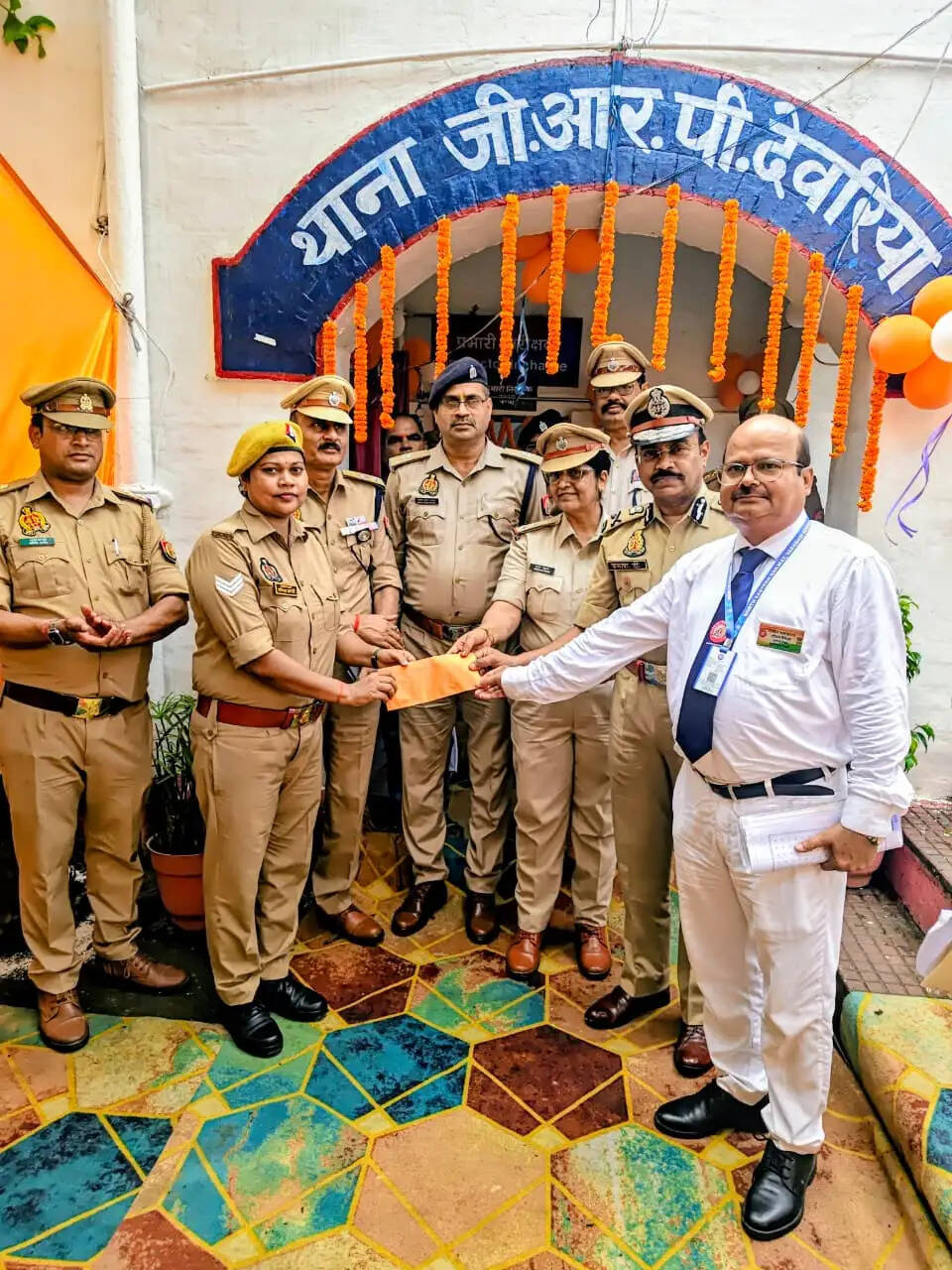 रेलवे डीजी ने किया देवरिया जीआरपी थाना का निरीक्षण,&nbsp;&nbsp;यात्री सुरक्षा पर दिए आवश्यक निर्देश