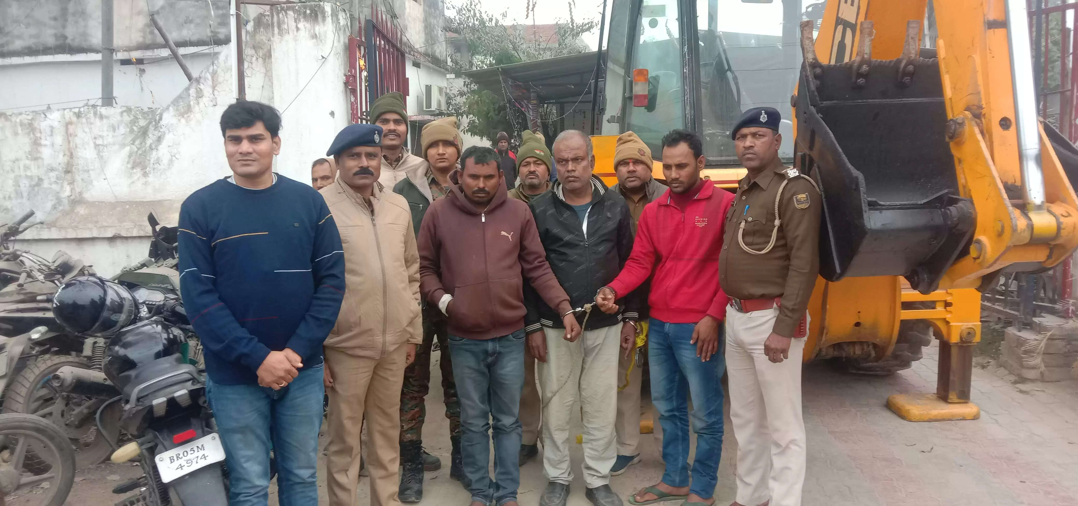 मोतिहारी पुलिस ने अंतरराज्यीय जेसीबी चोर गिरोह का किया खुलासा,चोरी की जेसीबी सहित 3 गिरफ्तार