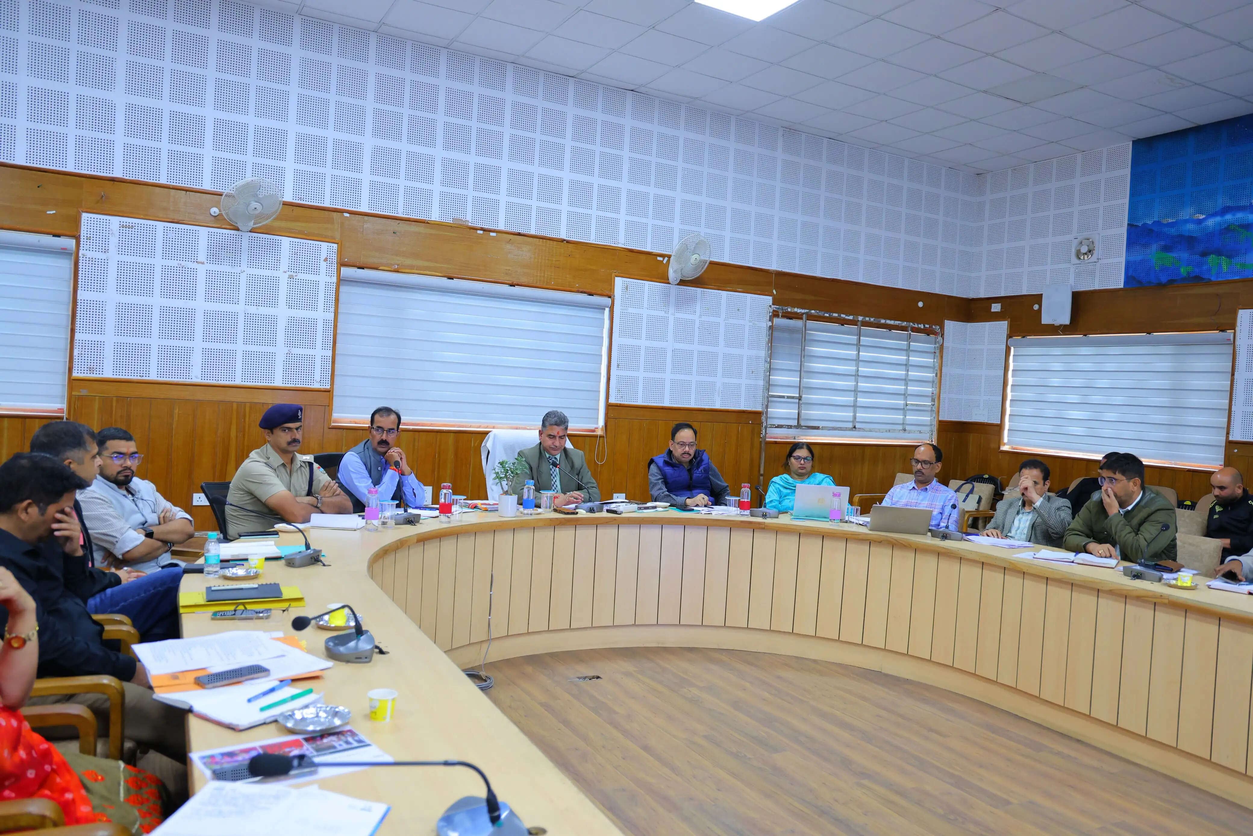 मुख्यमंत्री घोषणाओं को प्राथमिकता, शिकायतों के शीघ्र निस्तारण के निर्देश
