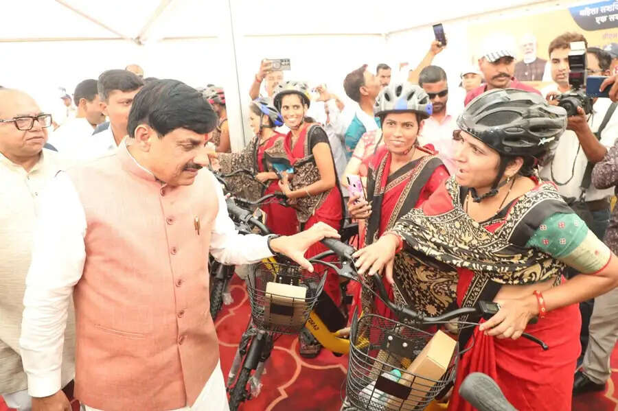 ई-साइकिलों के प्रयोग से महिला कर्मयोगियों को मिलेगी शक्ति : मुख्यमंत्री डॉ. यादव