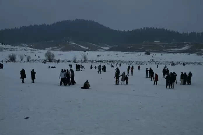 कश्मीर के पर्यटन स्थलों और घाटी के ऊंचे इलाकों में ताजा बर्फबारी ने किया नव वर्ष का स्वागत