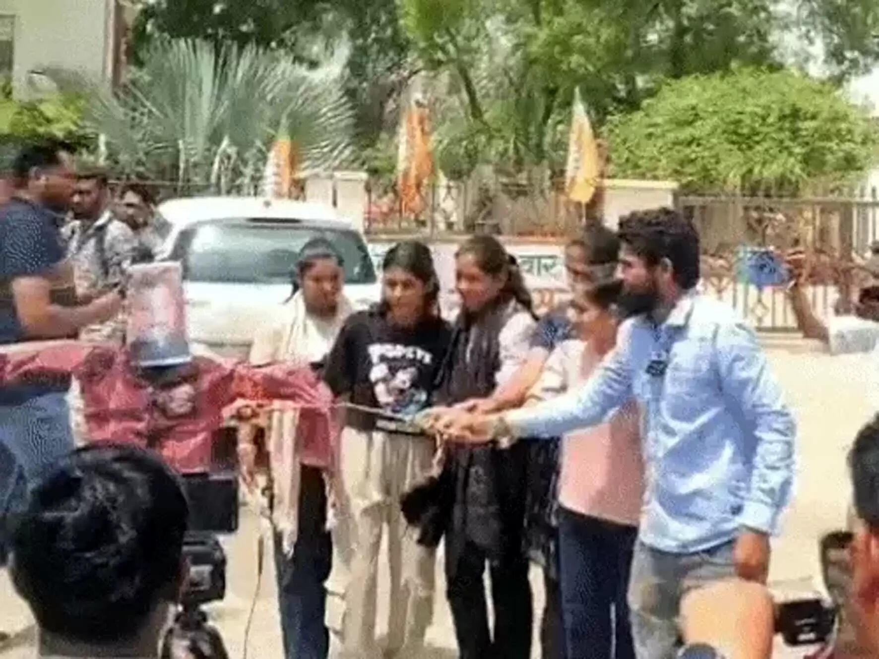 हिसार : इनसो ने भाजपा कार्यालय के समक्ष फूंका मंत्री शाह का पुतला