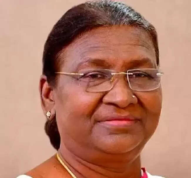 देहरादून के राष्ट्रपति निकेतन में फुटओवर ब्रिज और घुड़सवारी क्षेत्र का द्रौपदी मुर्मु ने किया लोकार्पण