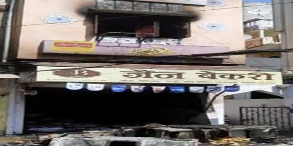 जबलपुर : जैन बेकरी में भीषण आग, लाखों का सामान जलकर राख, बड़ा हादसा टला