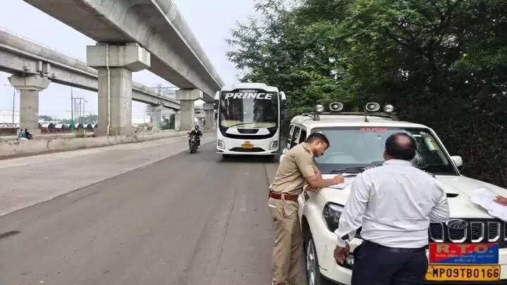 इंदौरः जांच अभियान में 11 वाहनों पर कार्रवाई, एक बस जब्त और 10 वाहनों से वसूला गया जुर्माना