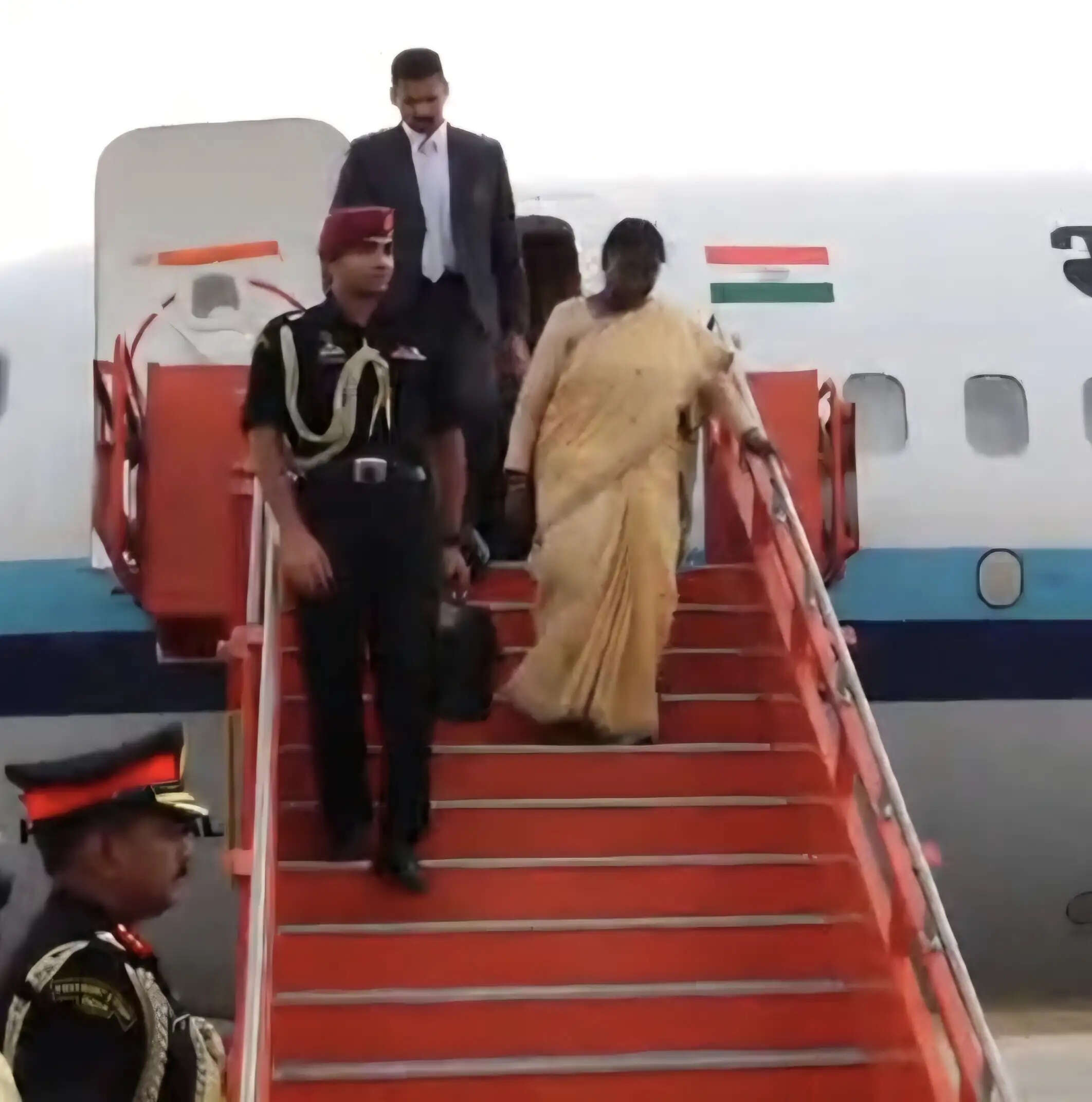 राष्ट्रपति मुर्मू पहुंचीं जबलपुर, योग के प्रमुख कार्यक्रम में होंगी शामिल