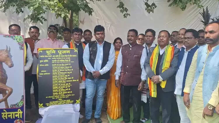 महासमुंद&nbsp;में&nbsp;शहीद वीर नारायण सिंह की प्रतिमा स्थापना के&nbsp;लिए&nbsp;किया गया&nbsp;भूमिपूजन