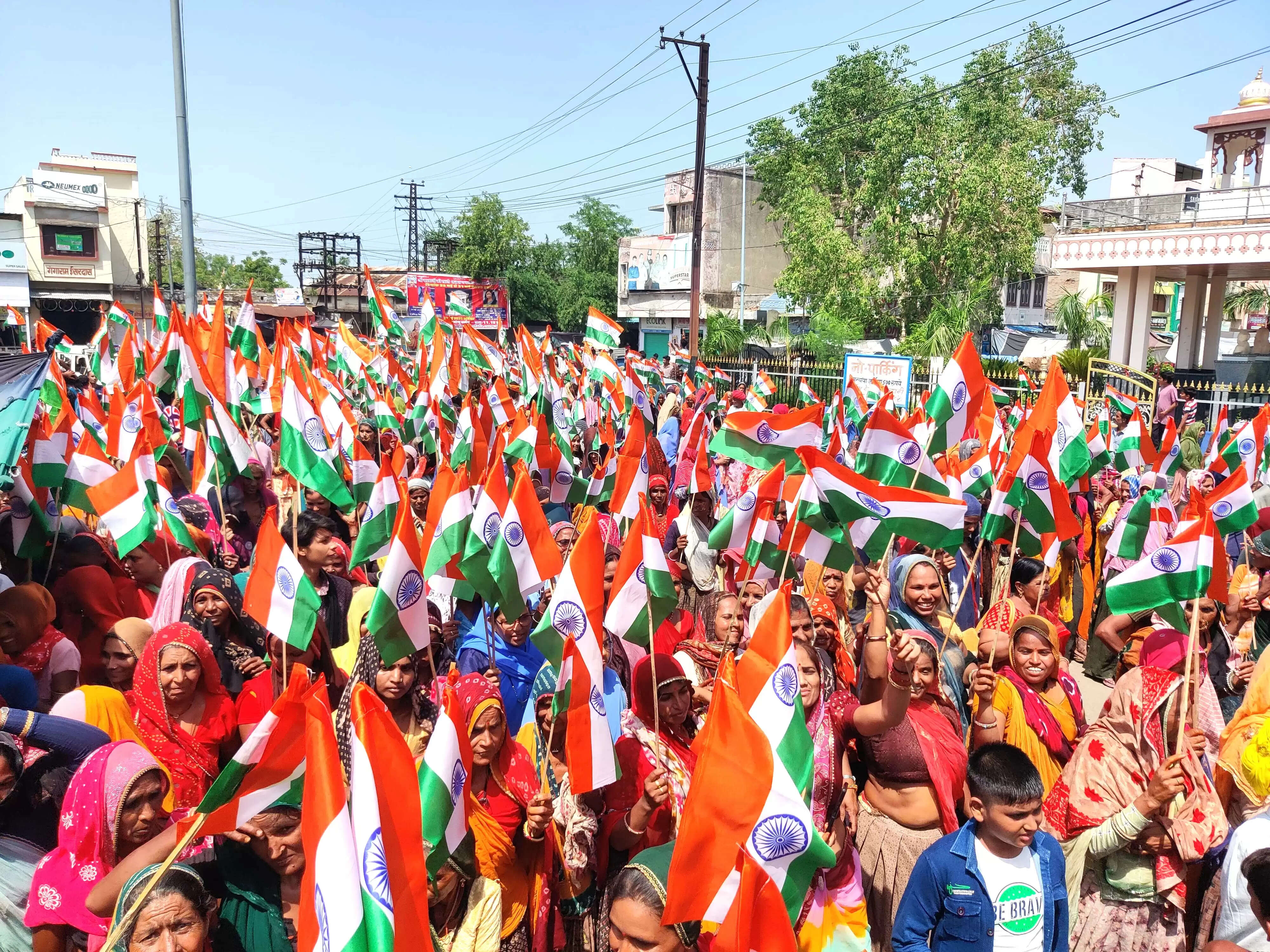 सेना के सम्मान में ऑपरेशन सिंदूर की सफलता पर निकाली विशाल तिरंगा यात्रा में उमड़ा देशभक्ति का सैलाब