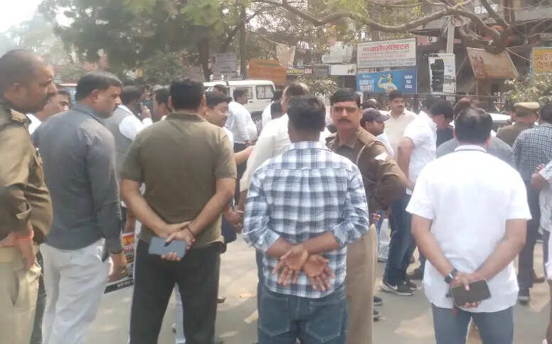 टैक्सी एसोसिएशन के पदाधिकारियों ने वार्षिक टैक्स लगाने का किया विरोध