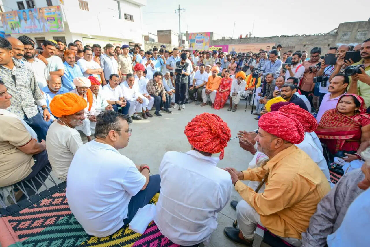 107 वर्षीय बुजुर्ग के आशीर्वाद से दिन की शुरुआत, बच्चों को बांटी चॉकलेट