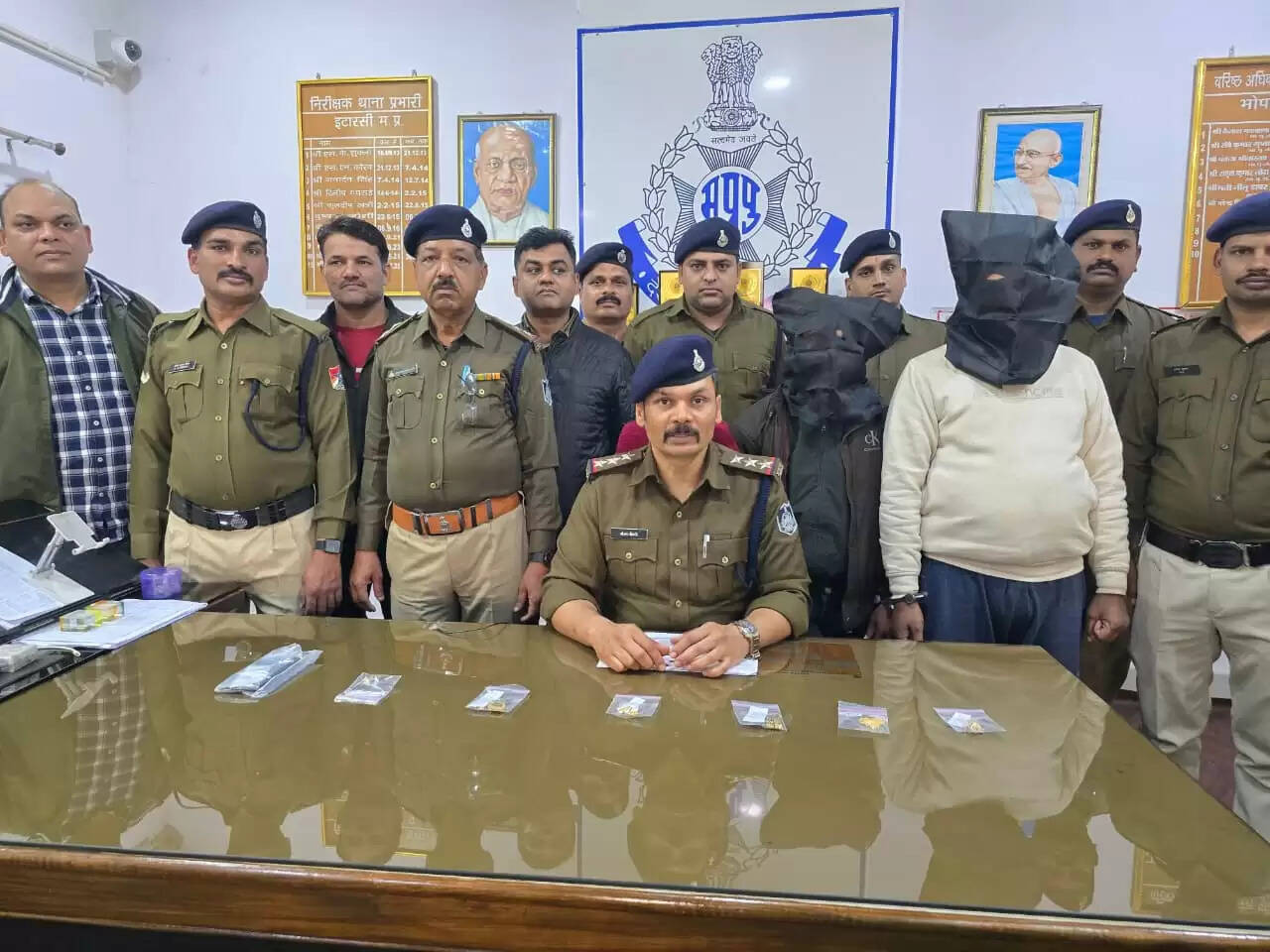 मप्र रेलवे पुलिस ने ट्रेनों में चोरी एवं रेलवे संपत्ति चुराने वाले आरोपियों को किया गिरफ्तार