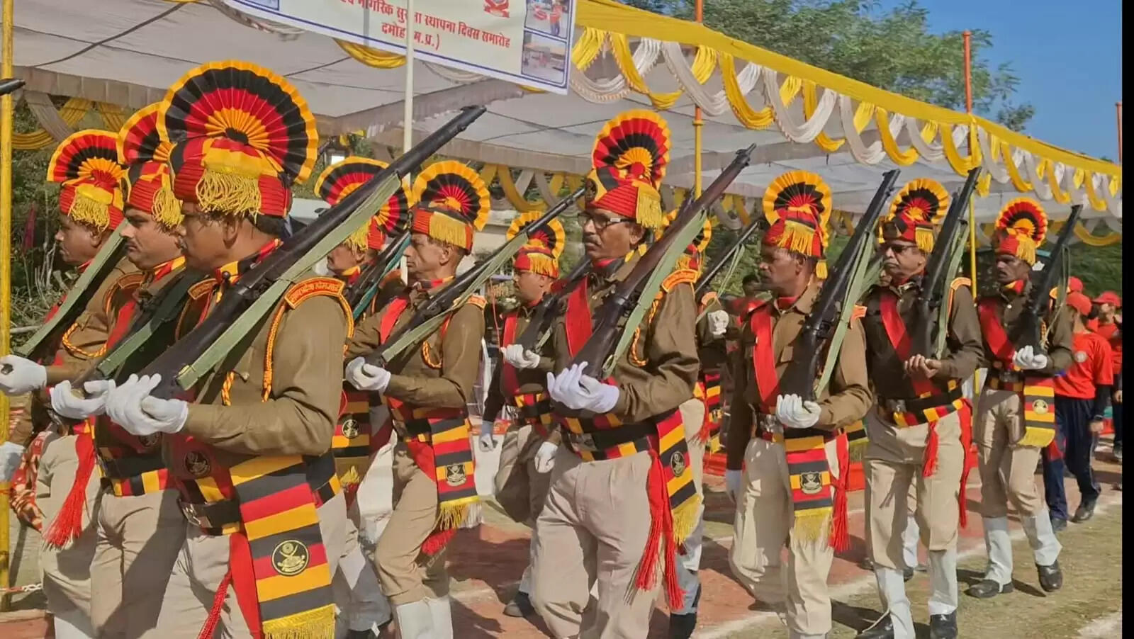 दमोहः हर प्रकार की विपत्ति के समय विपरीत परिस्थिति में कार्य करते हैं होमगार्ड -कलेक्टर कोचर