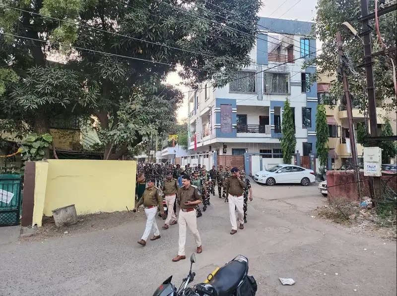 मप्र विस चुनाव : थाना टीटी नगर पुलिस ने संवेदनशील इलाकों में किया फ्लैग मार्च