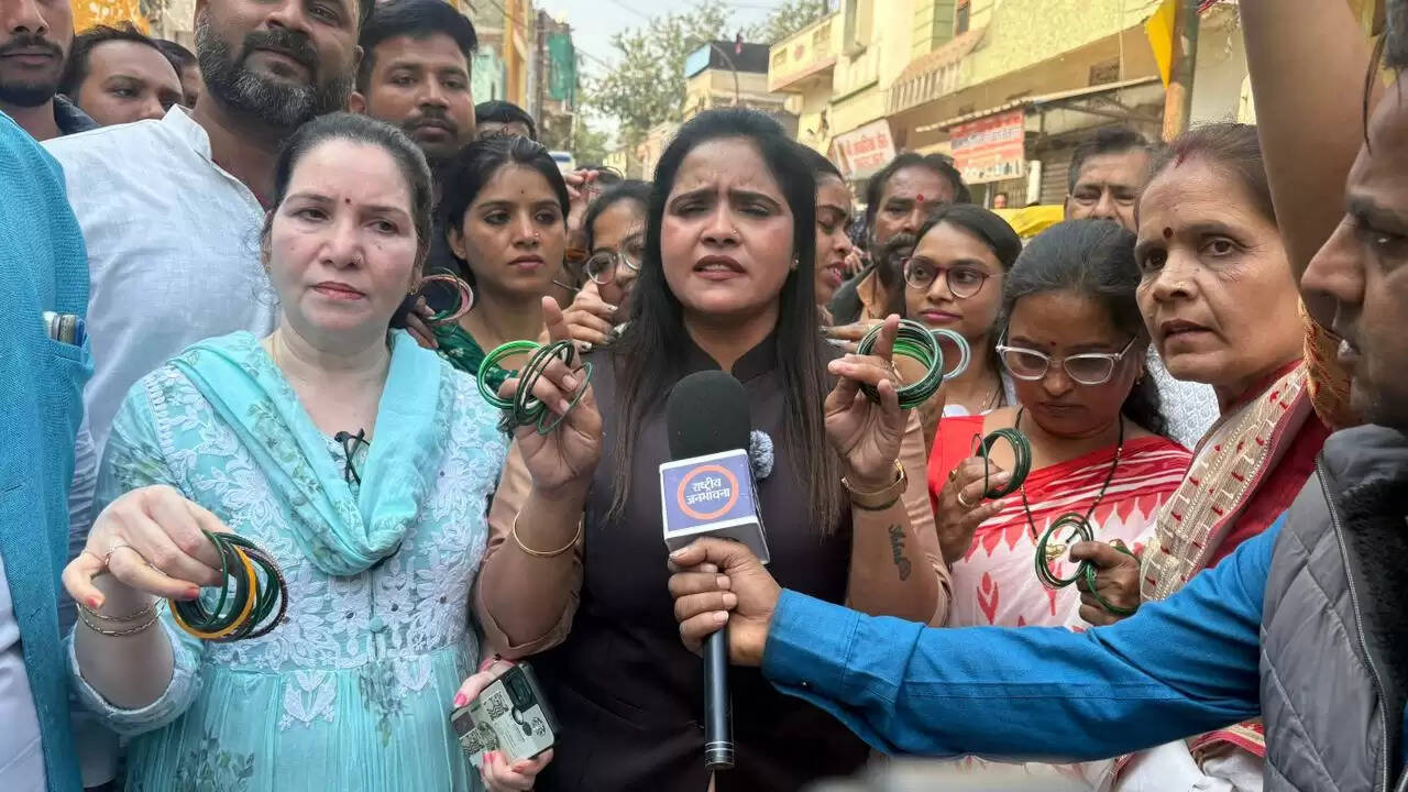 इंदौर: महिला कांग्रेस प्रदेश अध्यक्ष पहुंची भागीरथपुरा, पार्षद को भेंट की चूड़ियां