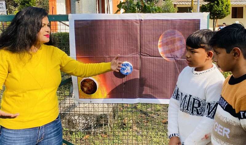 आकाश में शनिवार को एक सीध में होंगे पृथ्वी, बृहस्पति और सूर्य