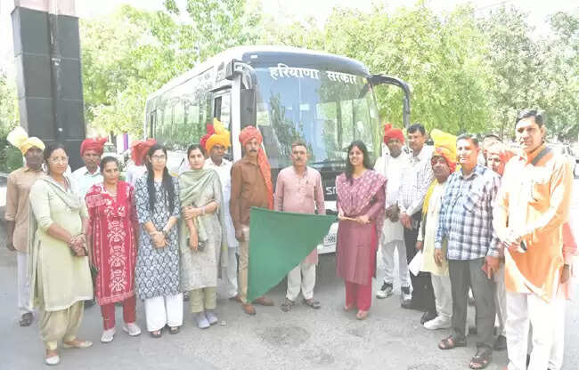 सोनीपत: उपायुक्त ने नारी शक्ति वंदन अभियान प्रचार वैन को दी रवानगी