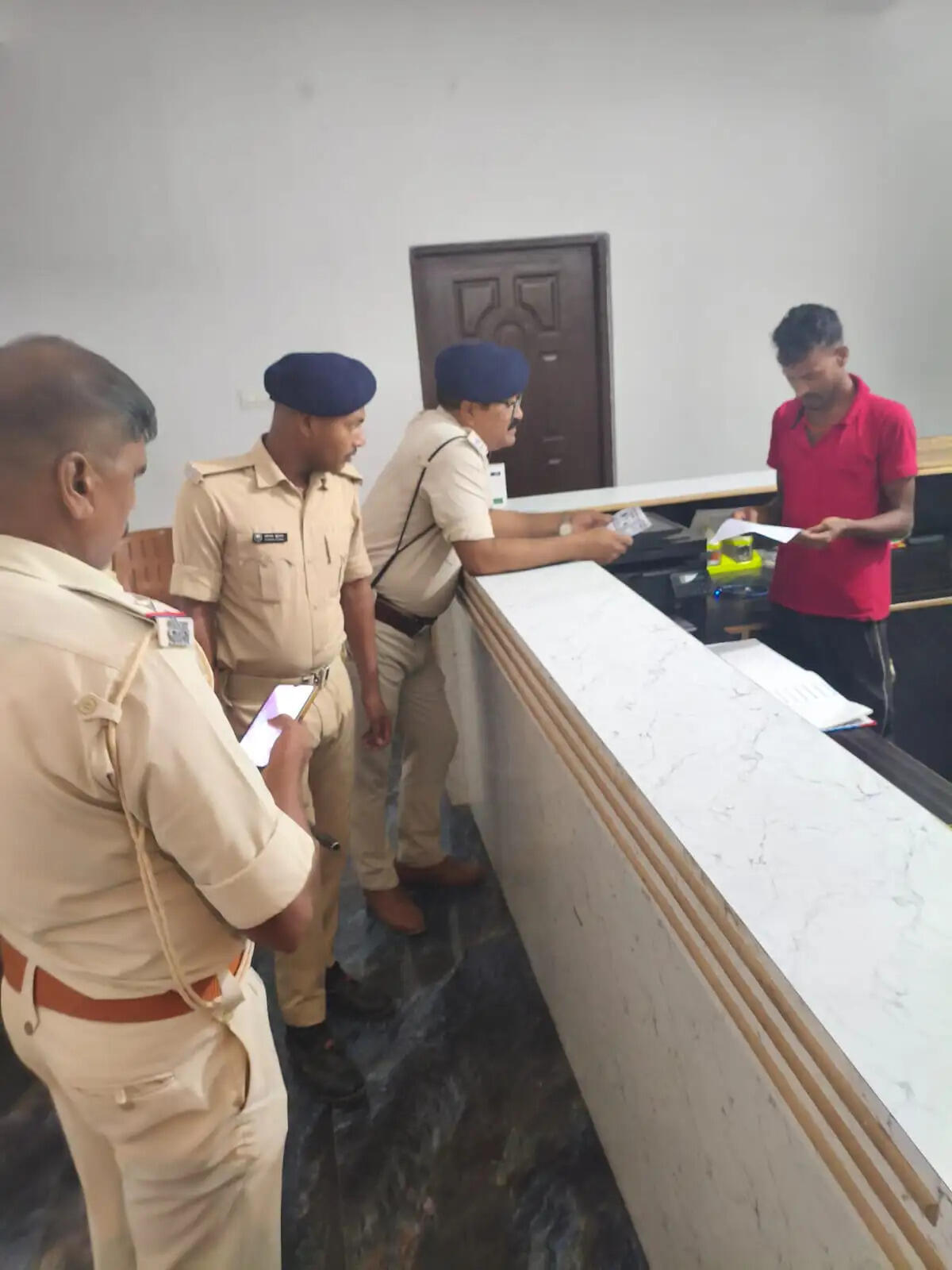 सारण में पुलिस ने देर रात होटलों और हॉस्टलों की तलाशी