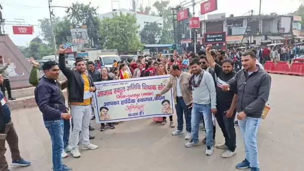 छतरपुर:अतिथि शिक्षकों ने सरकार पर लगाए वादाखिलाफी के आरोप, रैली निकालकर दिया ज्ञापन