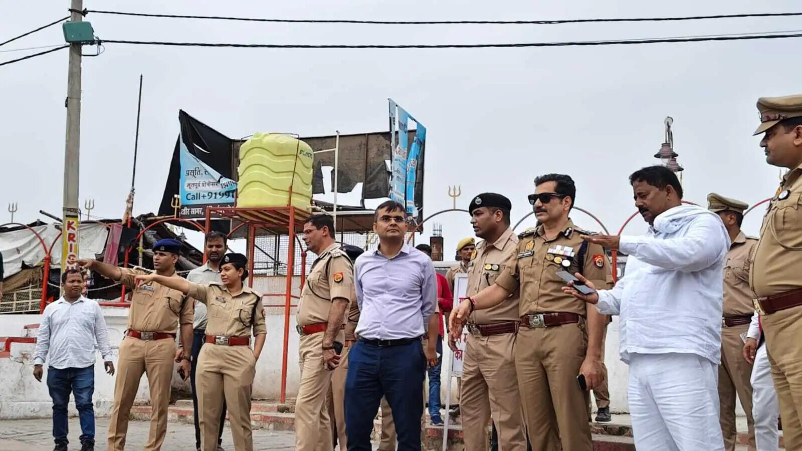 वाराणसी के पुलिस कमिश्नर और जिलाधिकारी ने सावन माह की तैयारियों को मौके पर पहुंच कर परखा