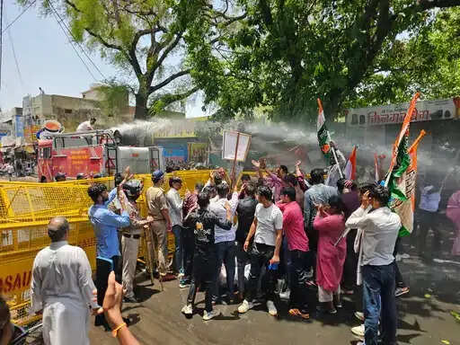 मप्र:&nbsp;नामांकन निरस्त&nbsp;मामले&nbsp;काे&nbsp;लेकर मंदसौर में बवाल, कांग्रेसियों पर पानी की बौछार- लाठीचार्ज, कई कार्यकर्ता हिरासत में