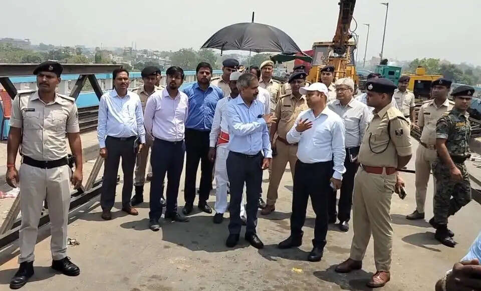 निर्माणाधीन बेली ब्रिज का प्रमंडलीय आयुक्त ने लिया जायजा