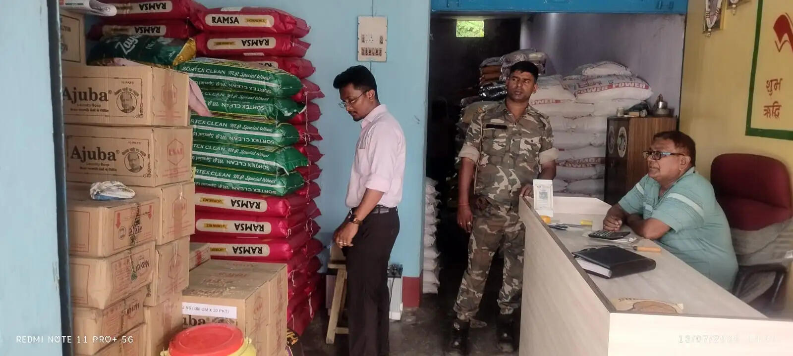 बाजार समिति में बिक रहा नकली सरसों तेल, भारी मात्रा में सामान जब्त