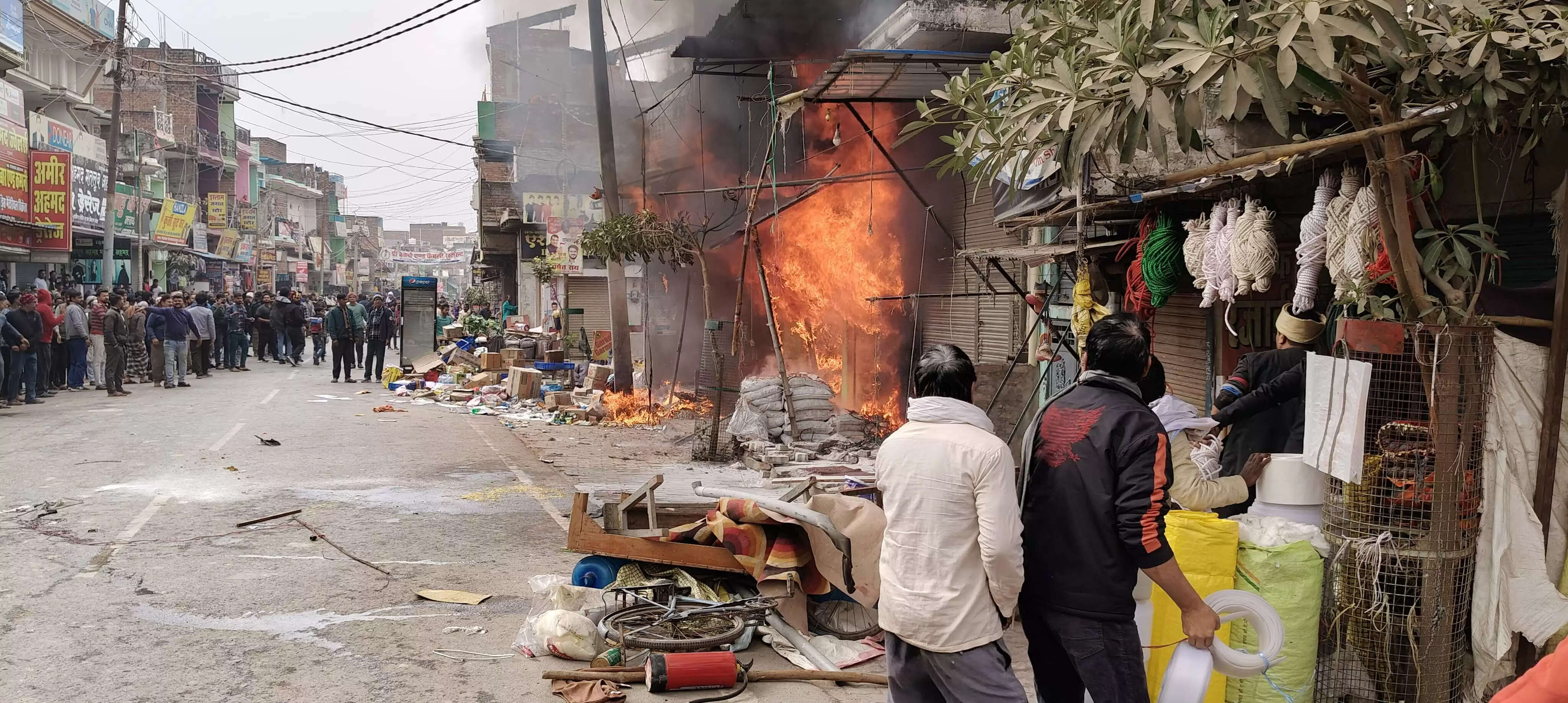 जौनपुर में भीषण आग से तीन मकान और दुकान जलकर खाक, लाखाें का नुकसान