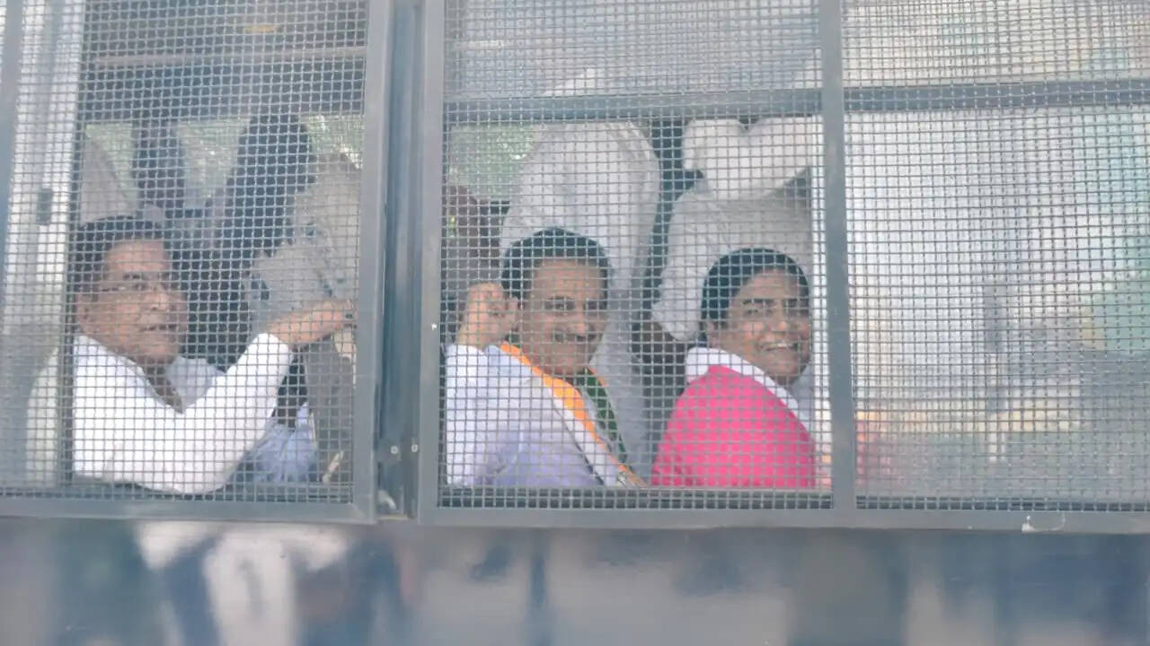 अजमेर में मुख्य निर्वाचन आयुक्त के खिलाफ कांग्रेस का प्रदर्शन, बैरिकेड्स पर चढ़े कार्यकर्ता