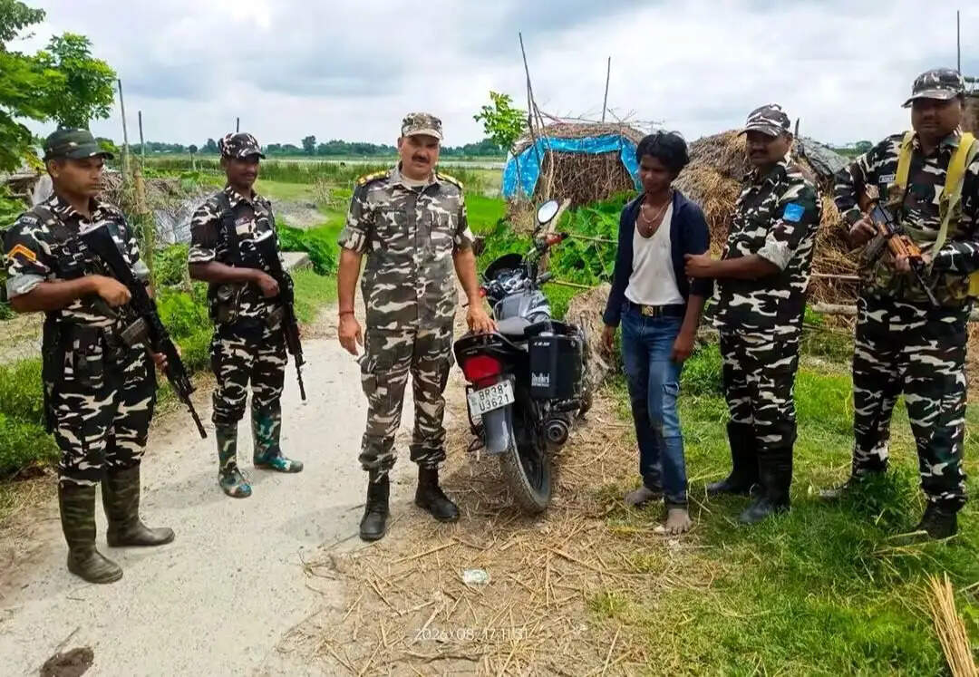 नदी के रास्ते तस्करी कर शराब ला रहे तस्कर को एसएसबी ने नेपाली शराब के साथ किया गिरफ्तार