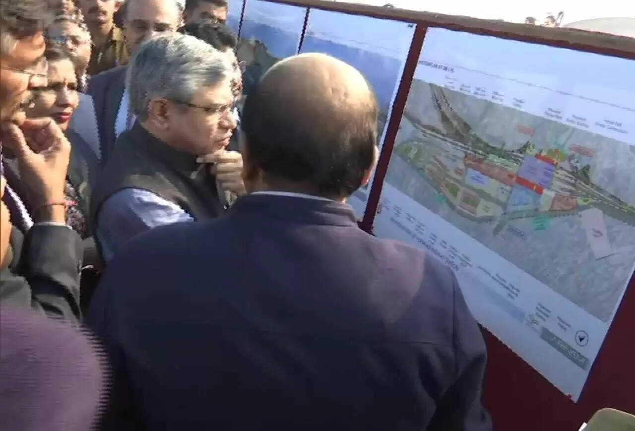 वाराणसी जंक्शन को बनाएंगे वर्ल्ड क्लास का स्टेशनः रेलमंत्री