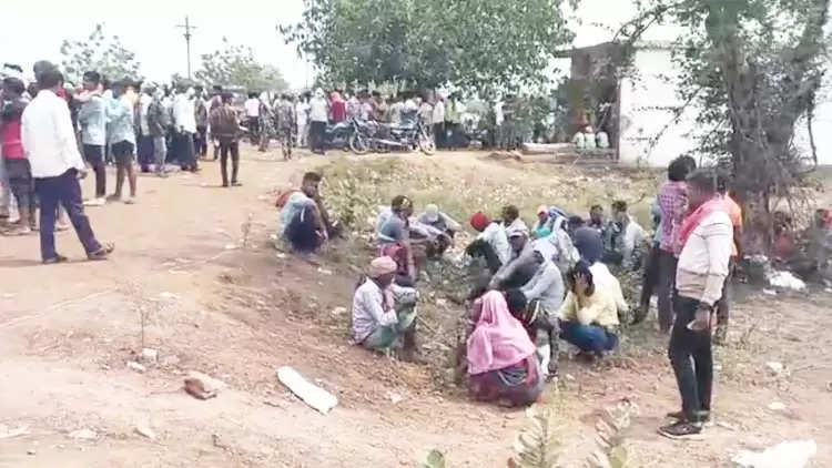 बारूद फैक्ट्री में विस्फोट में लापता मजदूरों का सुराग नहीं, धरने पर बैठे ग्रामीण