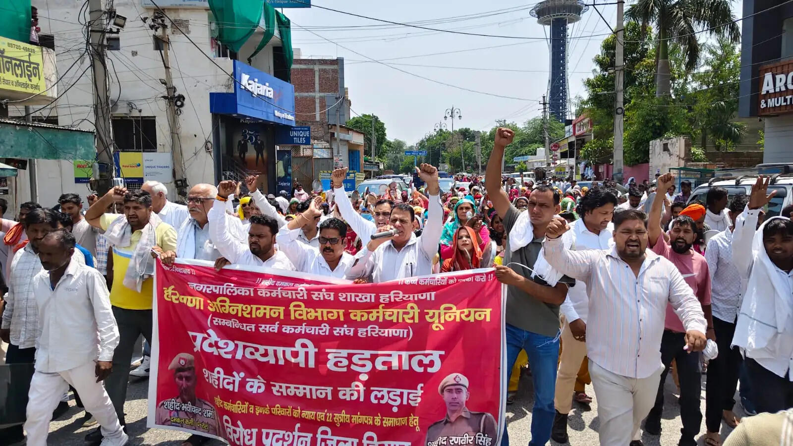 हिसार की सड़काें पर फैला 1600 टन कचरा, सफाई कर्मचारी हड़ताल पर