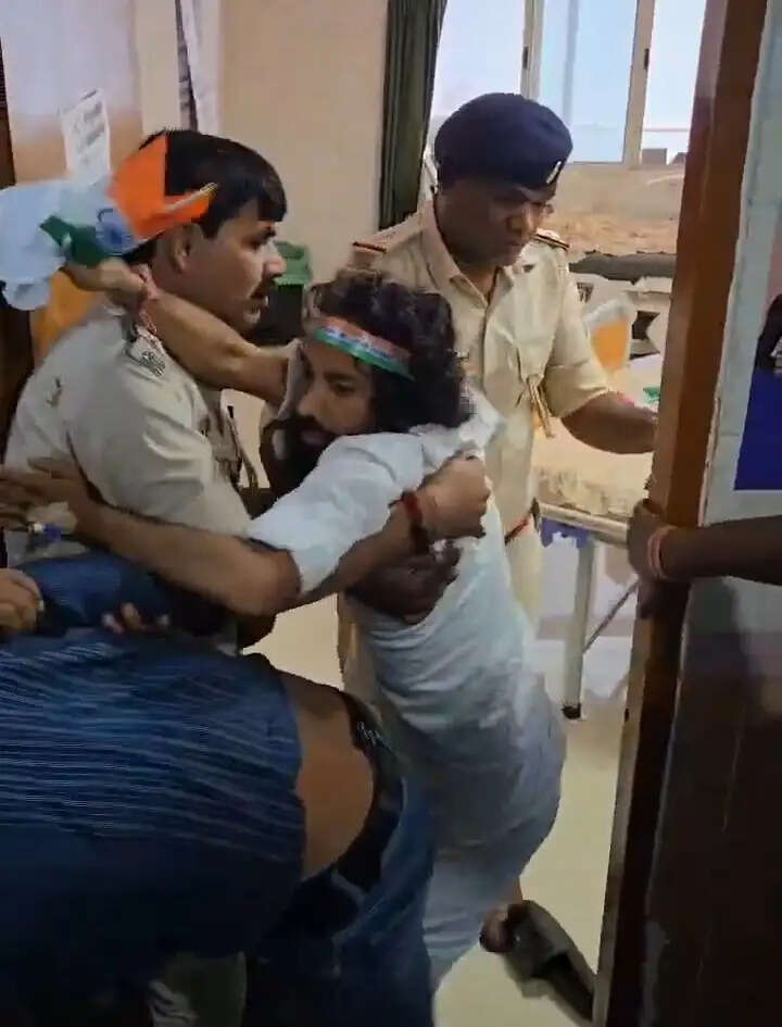 स्वतंत्रता दिवस पर स्टेडियम जाने को लेकर छात्र नेता देवेंद्रनाथ महतो और पुलिस में गतिरोध, धक्का-मुक्की का आरोप