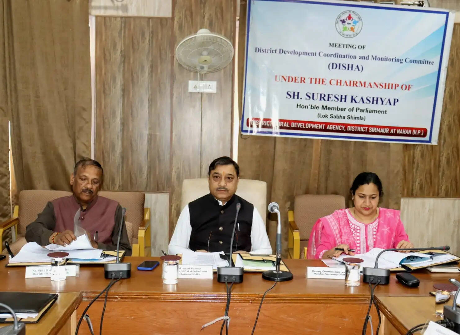 कल्याणकारी योजनाओं का लाभ समयबद्ध तरीके से पात्र लोगों तक पहुंचाना सुनिश्चित करें : सुरेश कश्यप