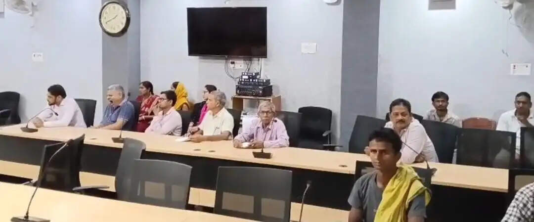 जनता दरबार में डीएम ने सुनी 45 फरियादियों की समस्या