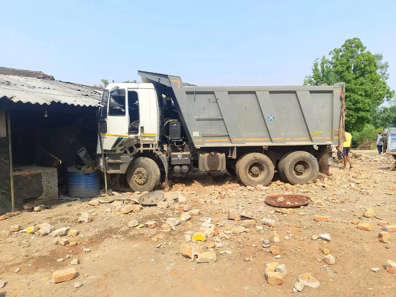 अनूपपुर: अनियंत्रित ट्रक दीवार तोड़ते हुए ढाबे में घुसा, चालक सहित चार घायल
